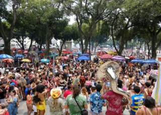 Carnaval não oficial no RJ reúne multidão