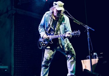 Neil Young muda de opinião e confirma participação em Glastonbury