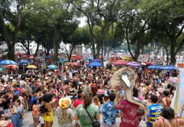 Carnaval não oficial no RJ reúne multidão